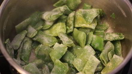 Рецепт брускетты с фасолью и яйцом пашот