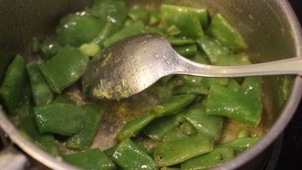 Рецепт брускетты с фасолью и яйцом пашот