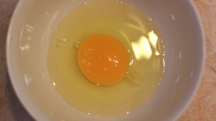 Рецепт брускетты с фасолью и яйцом пашот