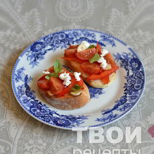 Рецепт Брускетты с фетой, базиликом и овощами