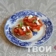 Рецепт Брускетты с фетой, базиликом и овощами