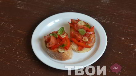 Рецепт брускетты с фетой, базиликом и овощами