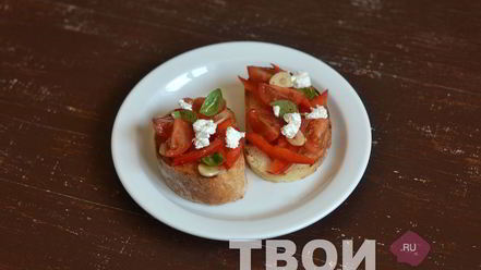 Рецепт брускетты с фетой, базиликом и овощами