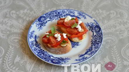 Рецепт брускетты с фетой, базиликом и овощами