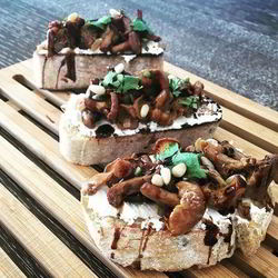 Рецепт Брускетты с грибами и мягким сыром