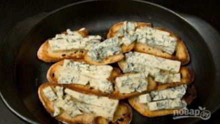 Рецепт брускетты с грушей, сыром и орехом