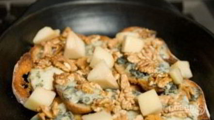 Рецепт брускетты с грушей, сыром и орехом