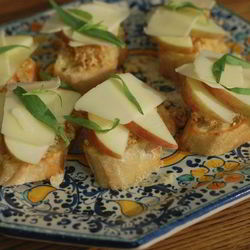 Рецепт Брускетты с инжиром, яблоком и сыром