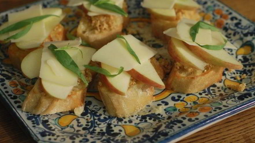Рецепт брускетты с инжиром, яблоком и сыром