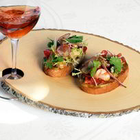 Брускетта с креветками и муссом из авокадо