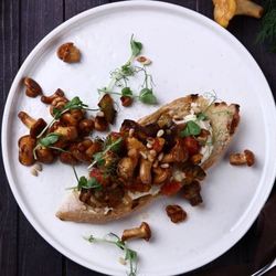Рецепт Брускетты с лисичками и хумусом