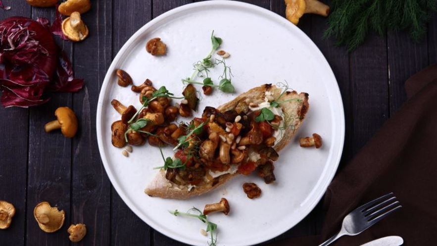 Рецепт брускетты с лисичками и хумусом