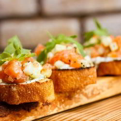 Рецепт Брускетты с лососем и сливочным сыром