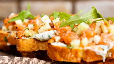 Рецепт брускетты с лососем и сливочным сыром