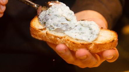 Рецепт брускетты с лососем и сливочным сыром