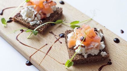 Рецепт Брускетты с лососем и сыром