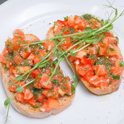Рецепт Брускетты с лососем и томатами