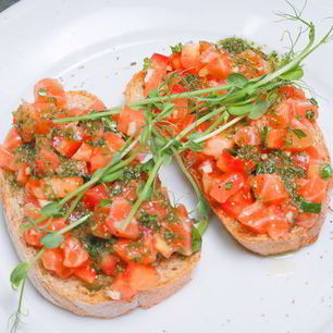 Рецепт Брускетты с лососем и томатами