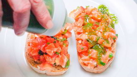 Рецепт брускетты с лососем и томатами
