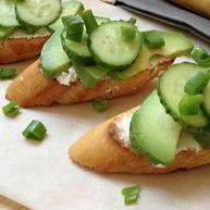 Рецепт Брускетты с огурцом и авокадо