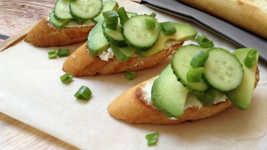 Рецепт брускетты с огурцом и авокадо