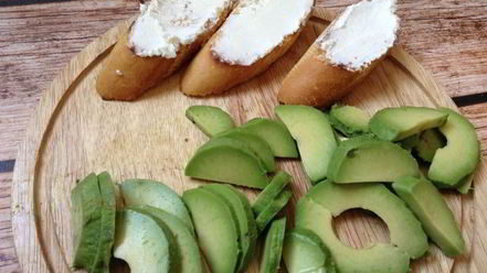 Рецепт брускетты с огурцом и авокадо