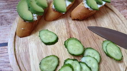 Рецепт брускетты с огурцом и авокадо