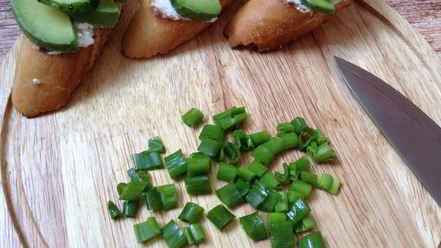 Рецепт брускетты с огурцом и авокадо