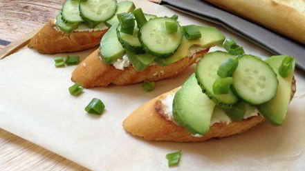 Рецепт брускетты с огурцом и авокадо