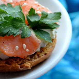 Рецепт Брускетты с огурцом и подкопченным лососем