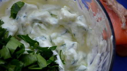 Рецепт брускетты с огурцом и подкопченным лососем