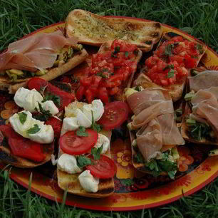 Рецепт Брускетты с овощами и пармской ветчиной