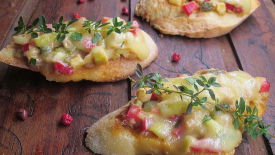 Рецепт брускетты с овощами и тунцом