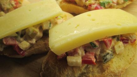 Рецепт брускетты с овощами и тунцом