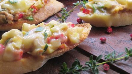 Рецепт брускетты с овощами и тунцом