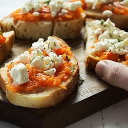 Рецепт Брускетты с печеной тыквой и фетой