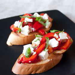 Рецепт Брускетты с печеным перцем и фетой