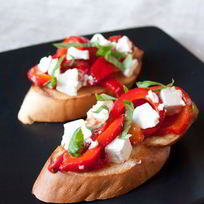 Брускетта с печеным перцем и фетой