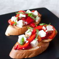 Рецепт Брускетты с печеным перцем и фетой