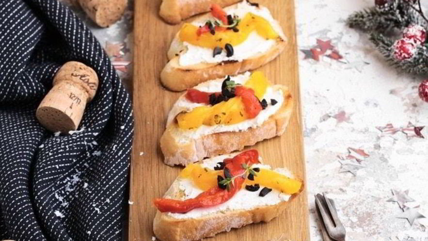 Рецепт брускетты с печеным перцем и сыром