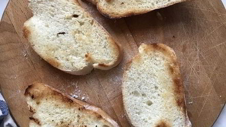 Рецепт брускетты с печеным перцем и сыром