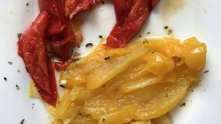 Рецепт брускетты с печеным перцем и сыром