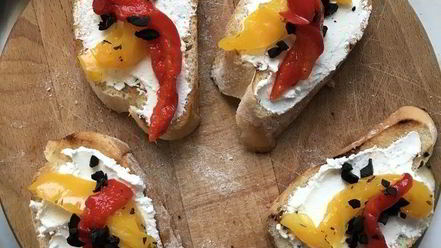 Рецепт брускетты с печеным перцем и сыром