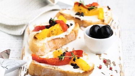 Рецепт брускетты с печеным перцем и сыром