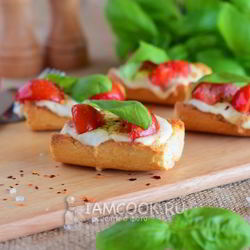 Рецепт Брускетты с помидорами черри и моцареллой