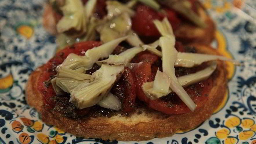 Рецепт брускетты с помидорами-гриль и артишоками