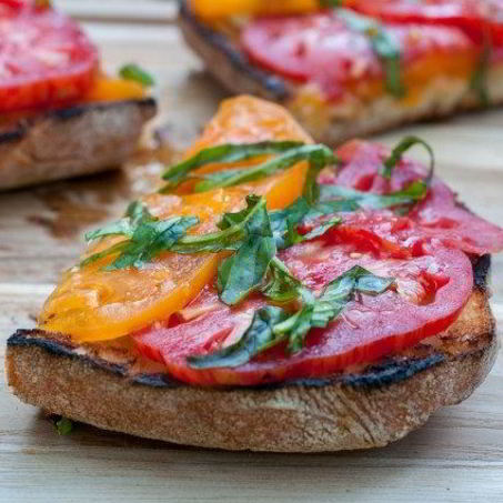 Рецепт Брускетты с помидорами и базиликом