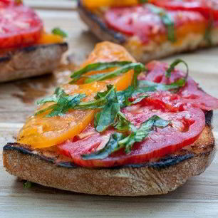Рецепт Брускетты с помидорами и базиликом