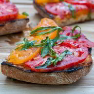 Рецепт Брускетты с помидорами и базиликом