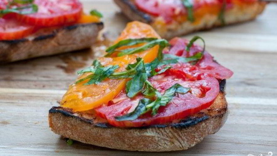 Рецепт брускетты с помидорами и базиликом